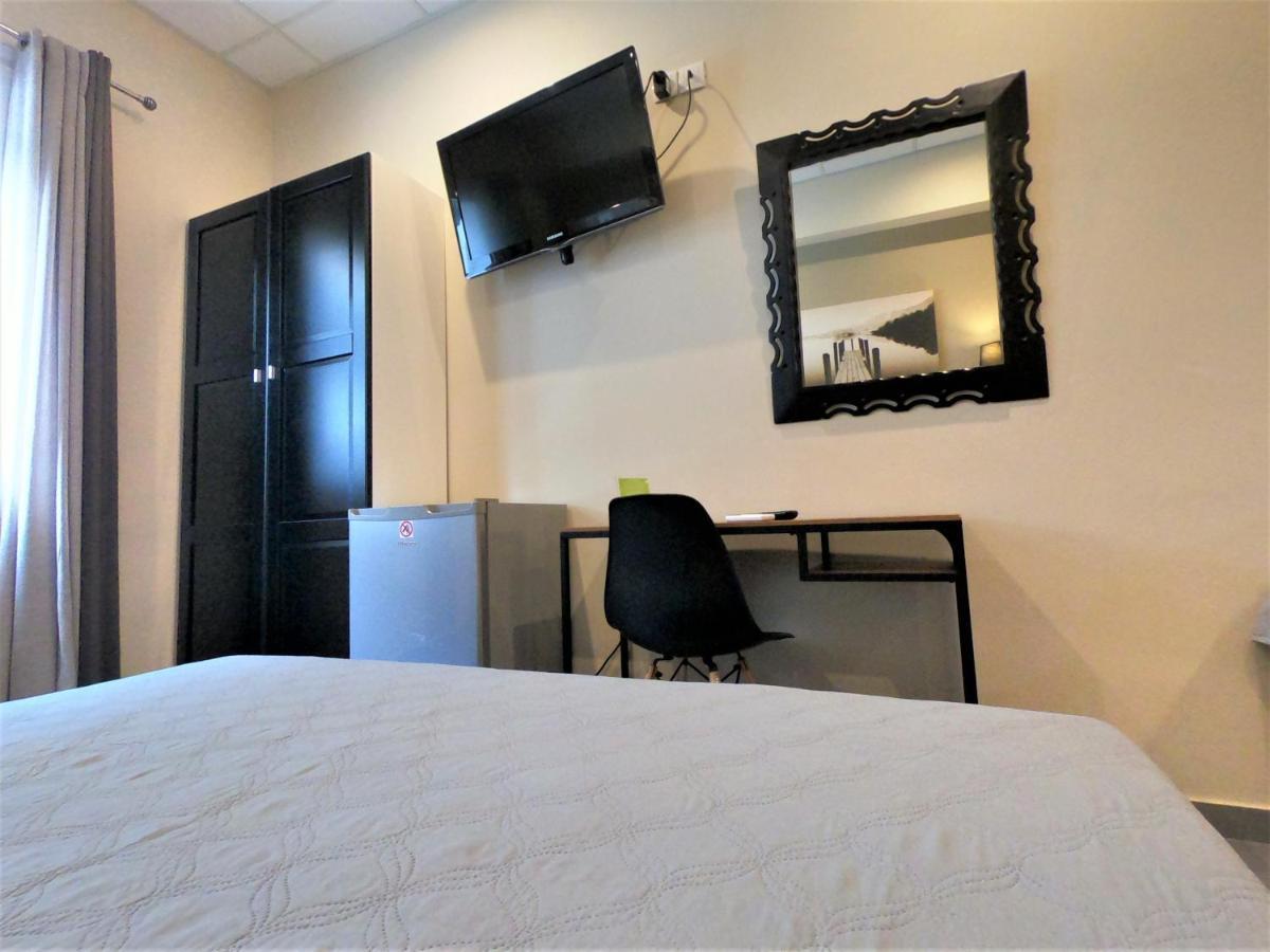 Achillion Hotel พีเรียส ภายนอก รูปภาพ