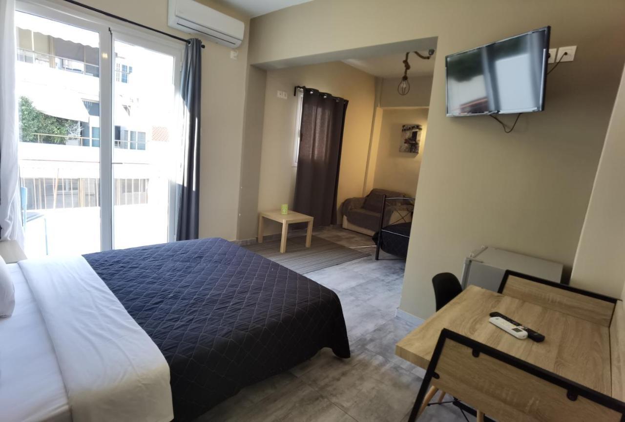 Achillion Hotel พีเรียส ภายนอก รูปภาพ