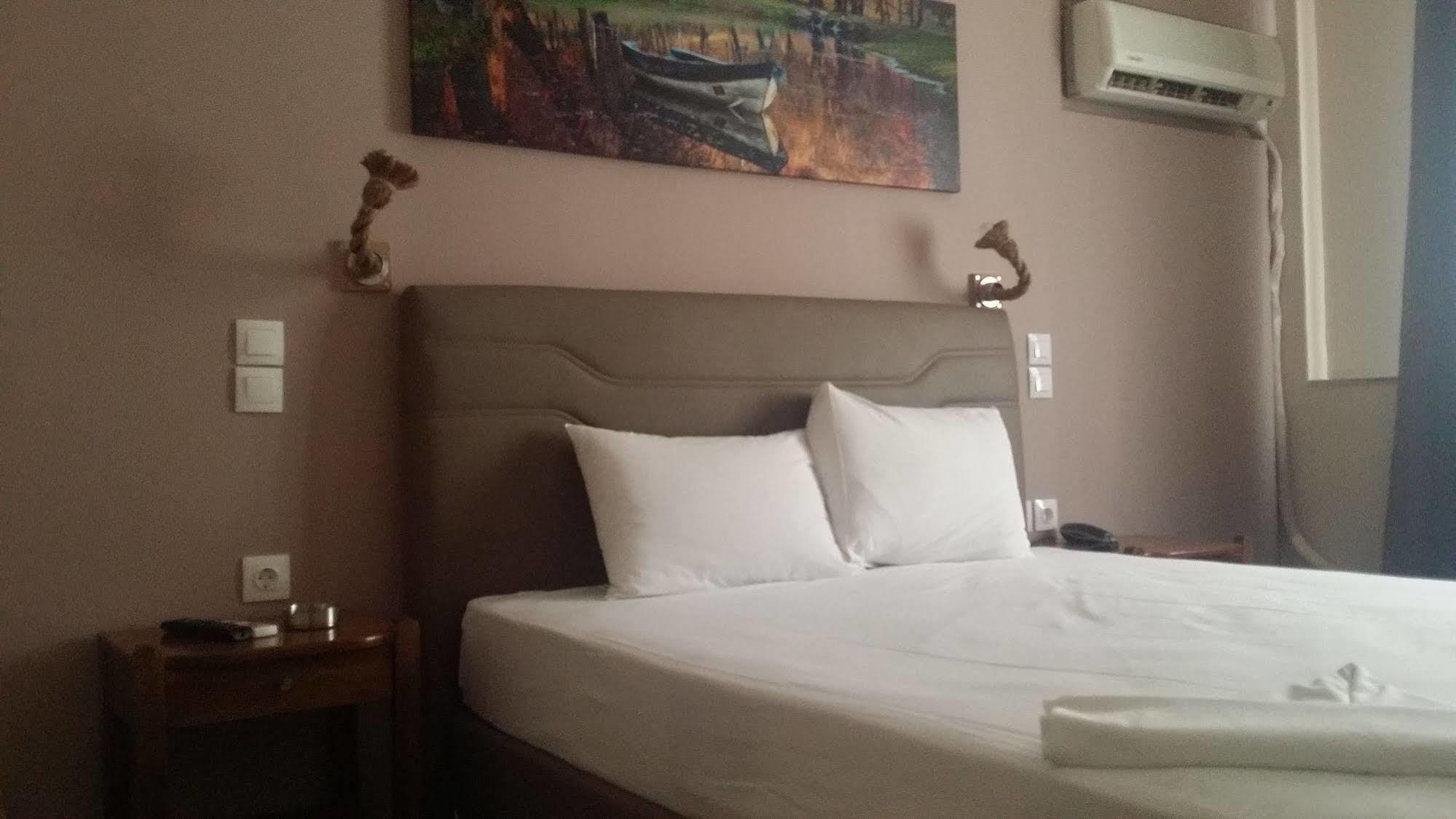 Achillion Hotel พีเรียส ภายนอก รูปภาพ