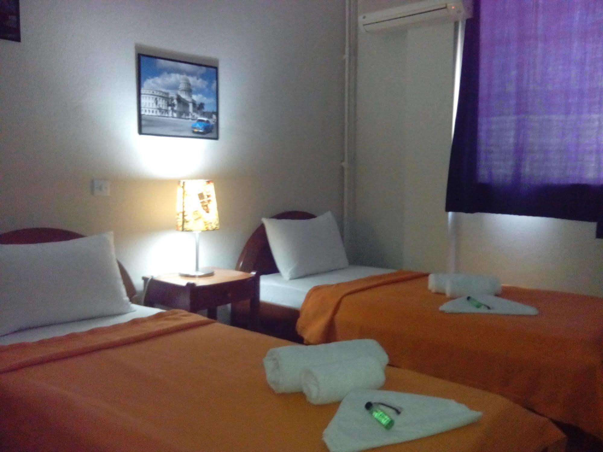 Achillion Hotel พีเรียส ภายนอก รูปภาพ