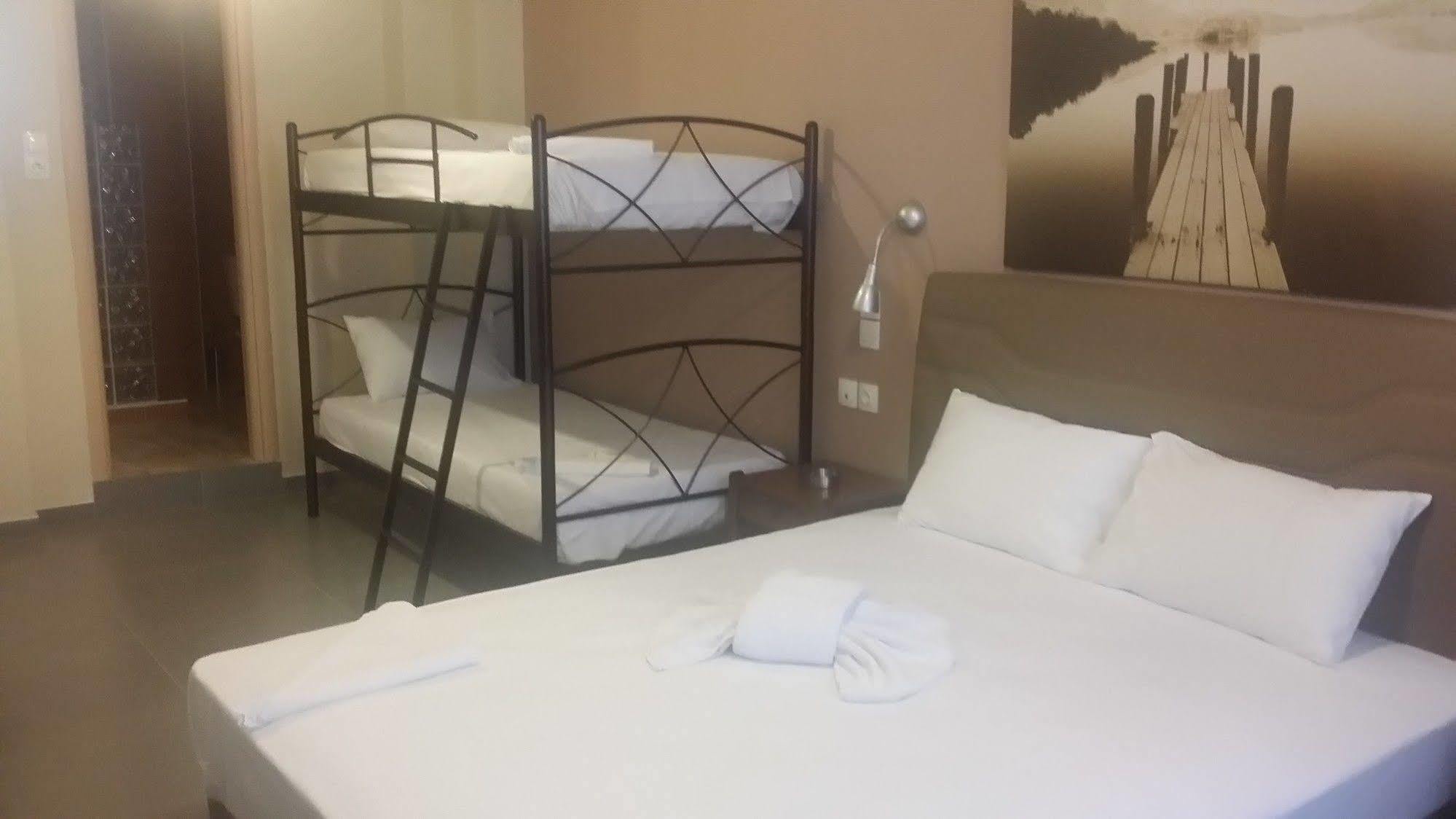 Achillion Hotel พีเรียส ภายนอก รูปภาพ